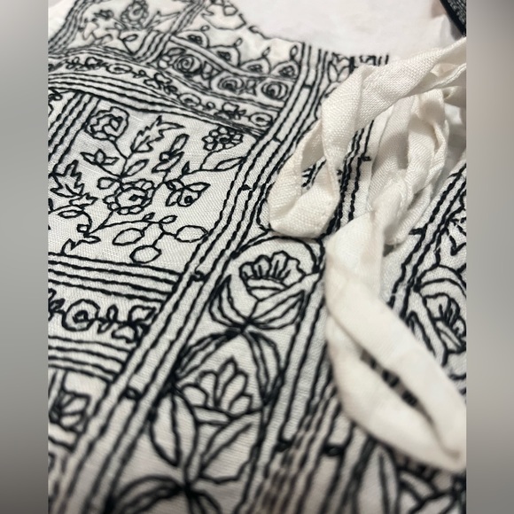 White embroidered sleeveless top - Picture 3 of 5